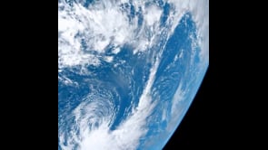 Spettacolari immagini satellitari catturano l'eruzione vulcanica a Tonga