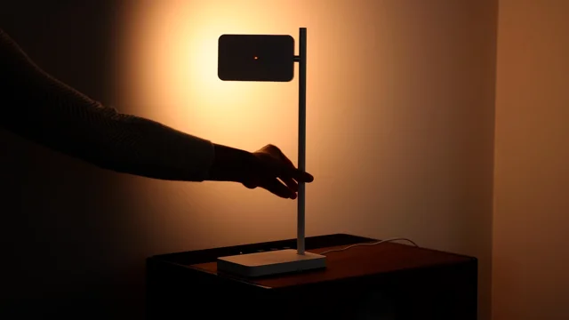 読書の習慣が身につく！スマホ充電もできる、ミニマルデザインの「LEDベッドライト」｜TALIA | MONOCO