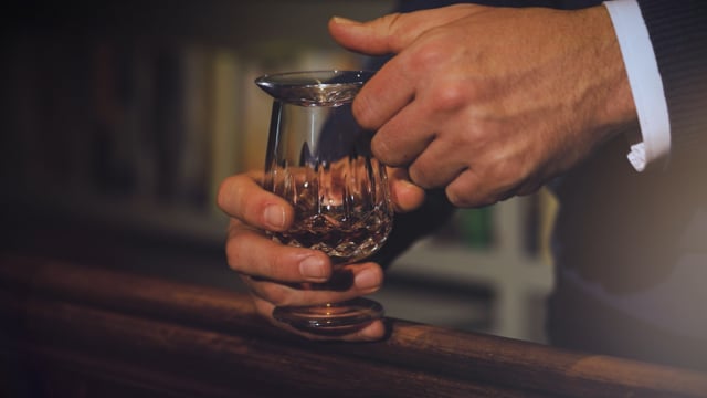 AMAVEL Decantador Lismore para Whisky Cristal Noble con Cierre hermético Hecho a Mano Capacidad 700 ml 