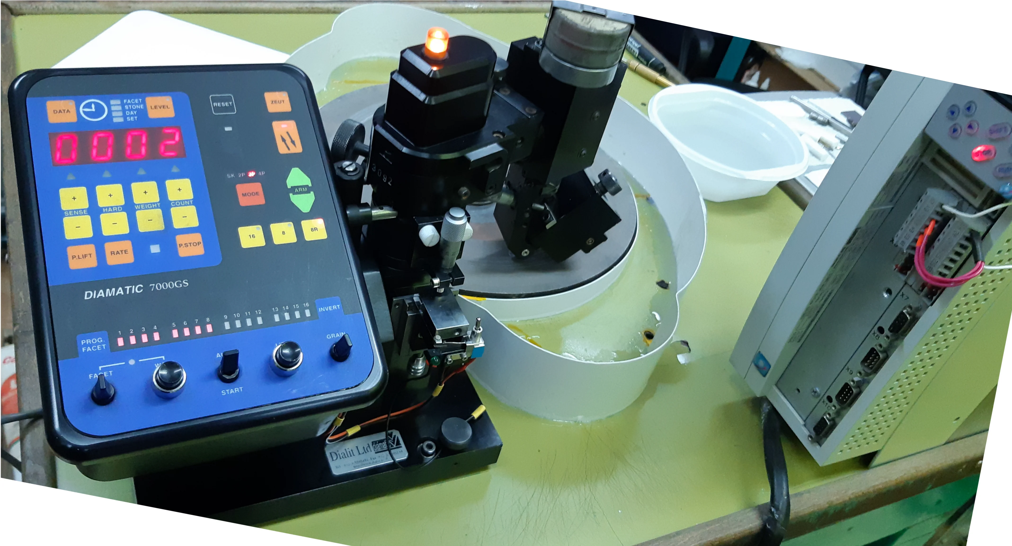Gem Faceting Machine - Dialit Diamatic 7000GS on Vimeo