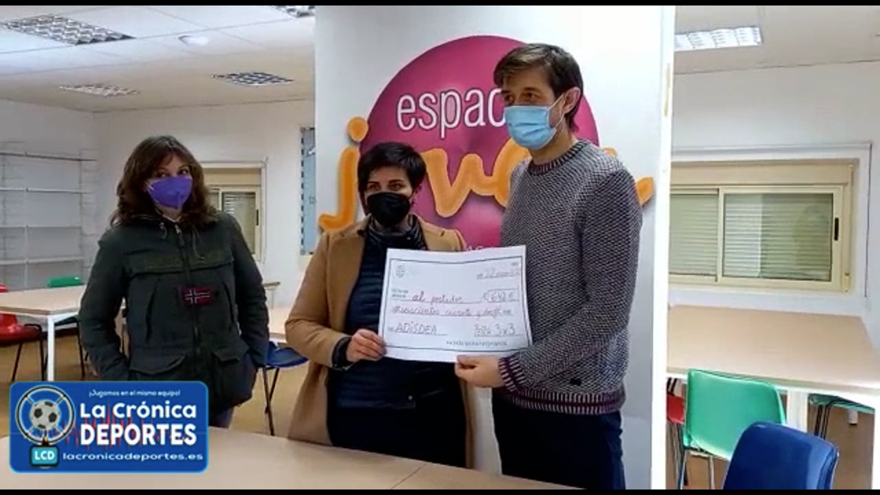 Jacobo Miranda presidente de La Peña Tresportres de Barbastro, entrega el cheque con los beneficios obtenidos en el torneo solidario de Navidad a Minerva Sierra, presidenta de la asociación ADISDEA en Barbastro.