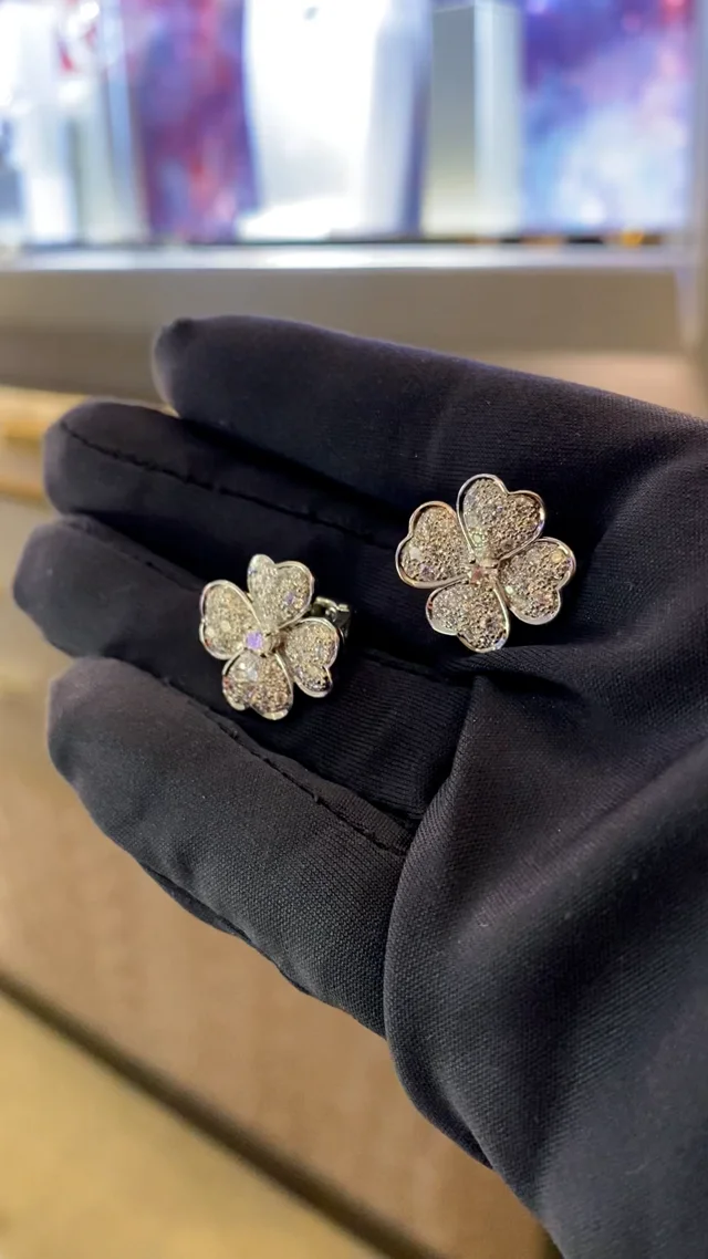 Van Cleef & Arpels enriches the Alhambra collection with classic