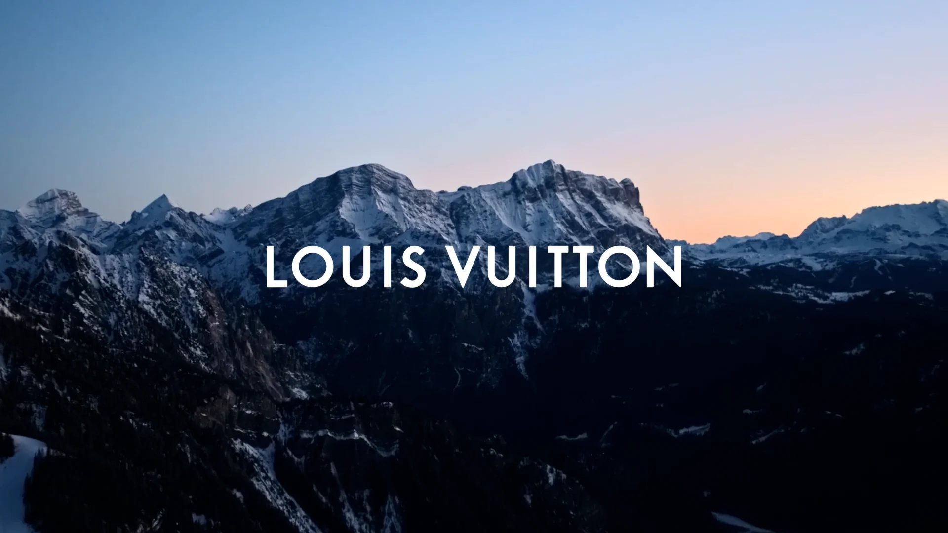 Eileen Gu avec le Sac Twist Louis Vuitton dans les Dolomites - MaxiTendance