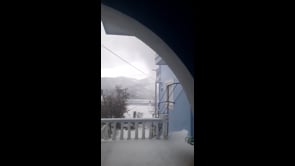 Spettacolo in Grecia, un tornado sul paesaggio innevato