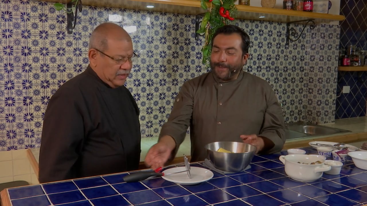 Molotes de Plátano Macho, Empipianadas y Platillo de Mole