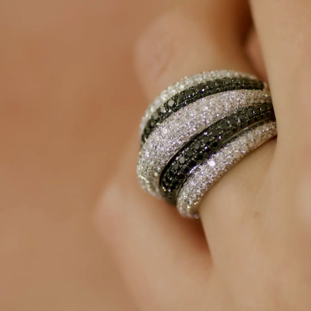 4.30 carat ring in red gold with black and white round diamonds
