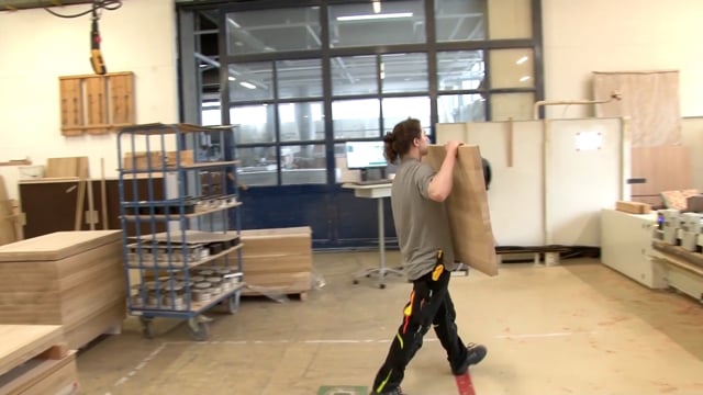 #jungesbauhandwerk - Der Schreiner ist kreativ mit Holz und macht jeden Tag etwas anderes.
