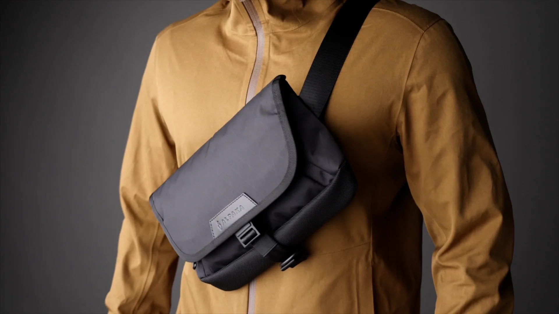 Alpaka air outlet sling bag