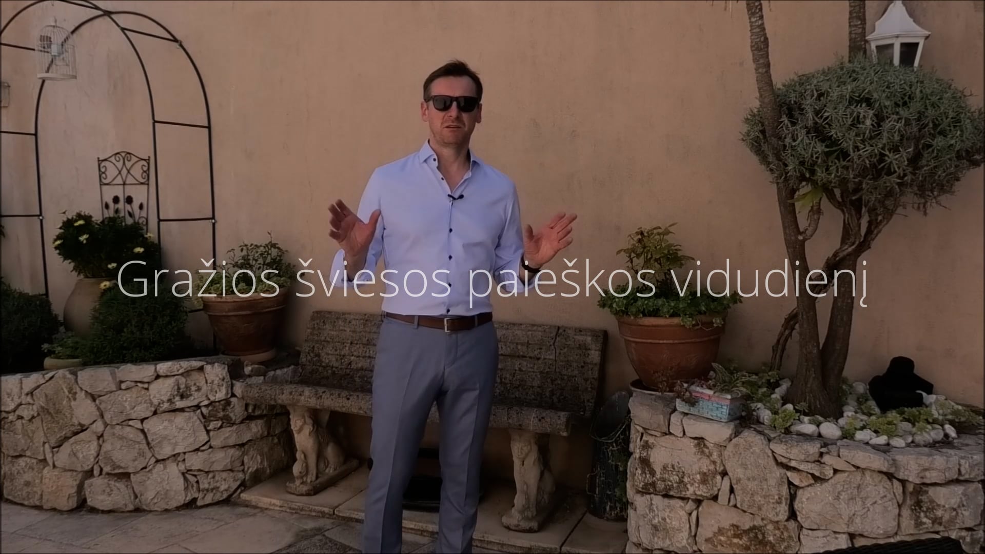 Gražios šviesos paieškos vidudienio saulėje