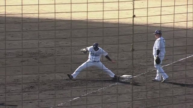 【春季キャンプ】見事な柔軟性!! ライオンズ・ドラフト2位ルーキーの佐藤隼輔がナイスカバーを見せる!! 2022年2月4日 埼玉西武ライオンズ