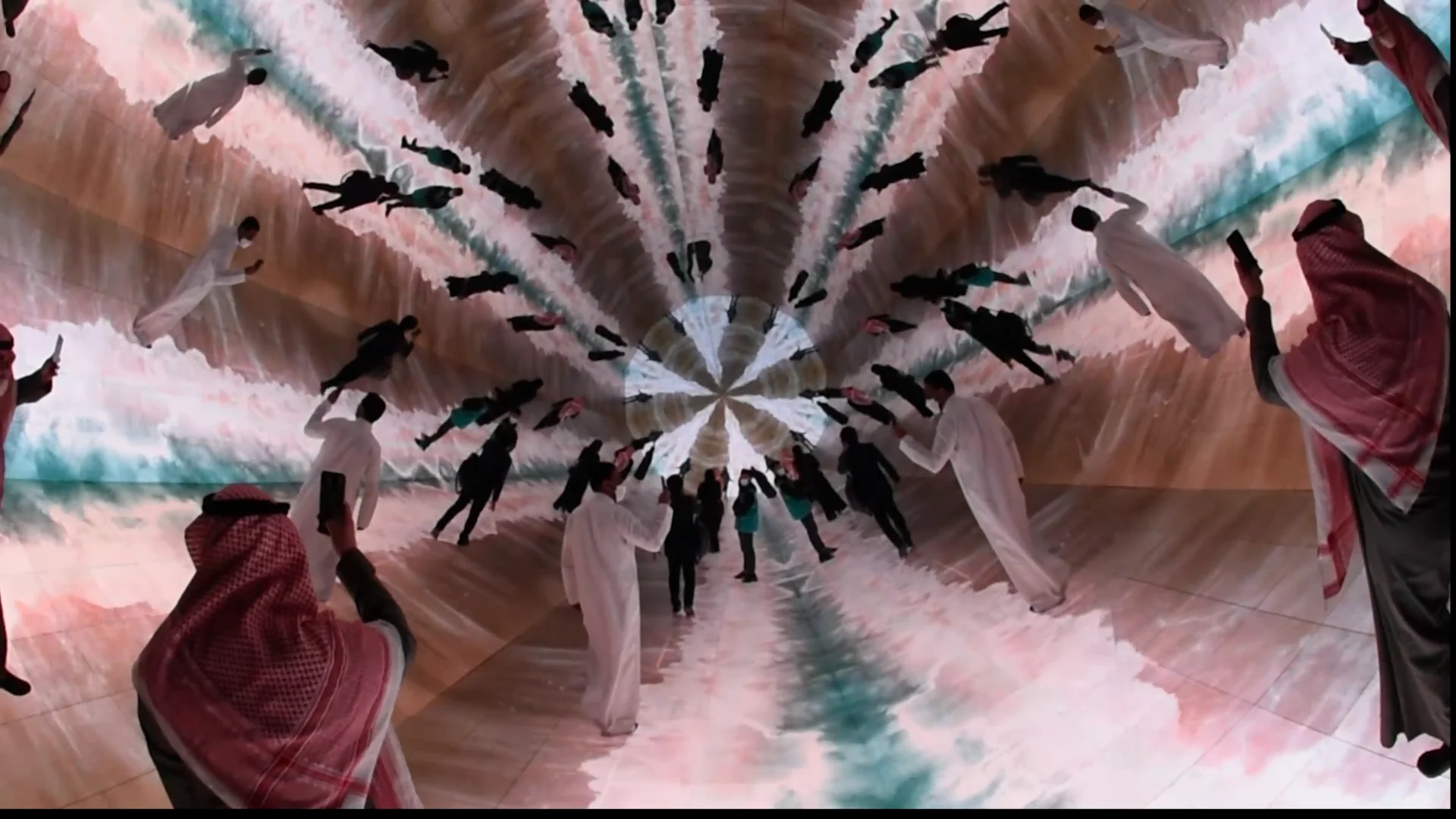 世界最大の”入れる”万華鏡!?シームレスな鏡の空間が体験を拡張する