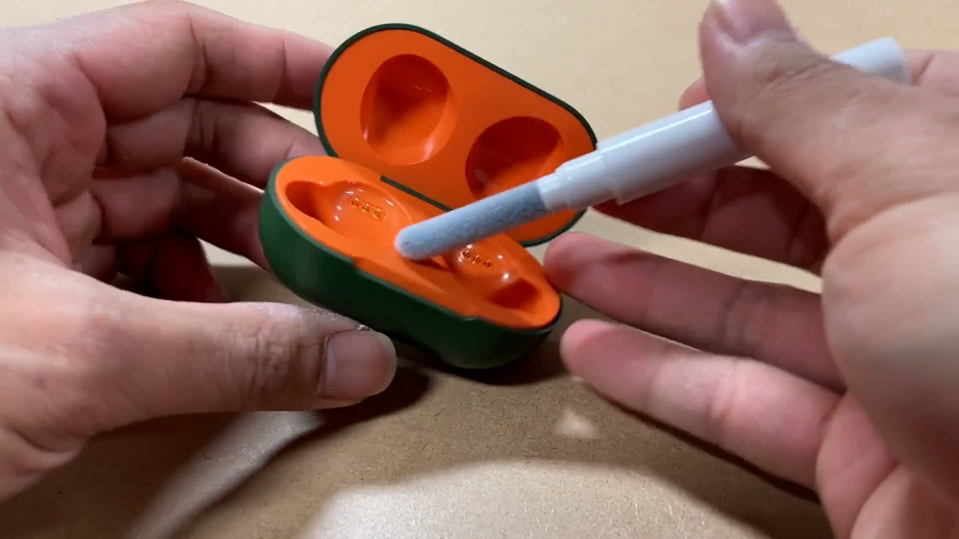 EARBUDS CLEANER on Vimeo
