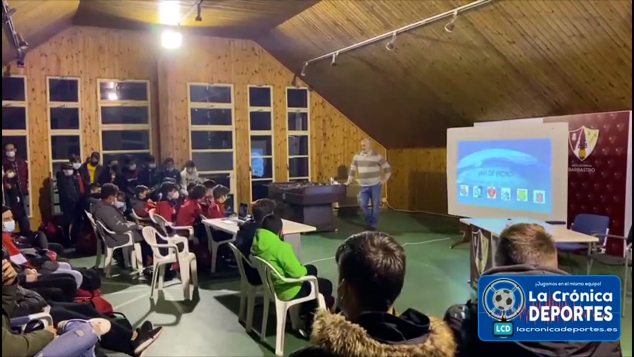 JAVI DE PEDRO (Ex Futbolista Profesional de la Real Sociedad y Seleccion Española) De Pedro dio el pasado viernes una charla coloquio para los chavales y entrenadores de la A. D. Barbastro Base en las instalaciones del campo municipal de los deportes