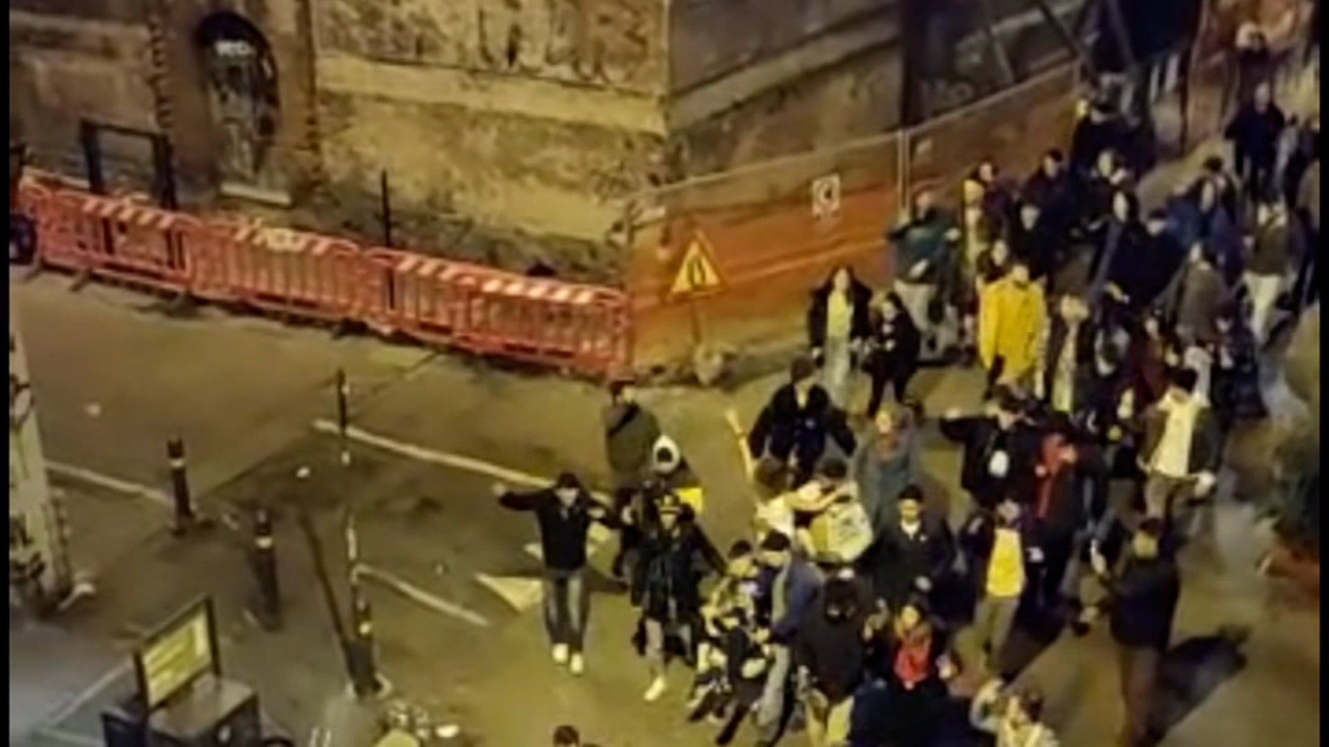 Gli rompono la mascella a pugni in piazza Aldrovandi