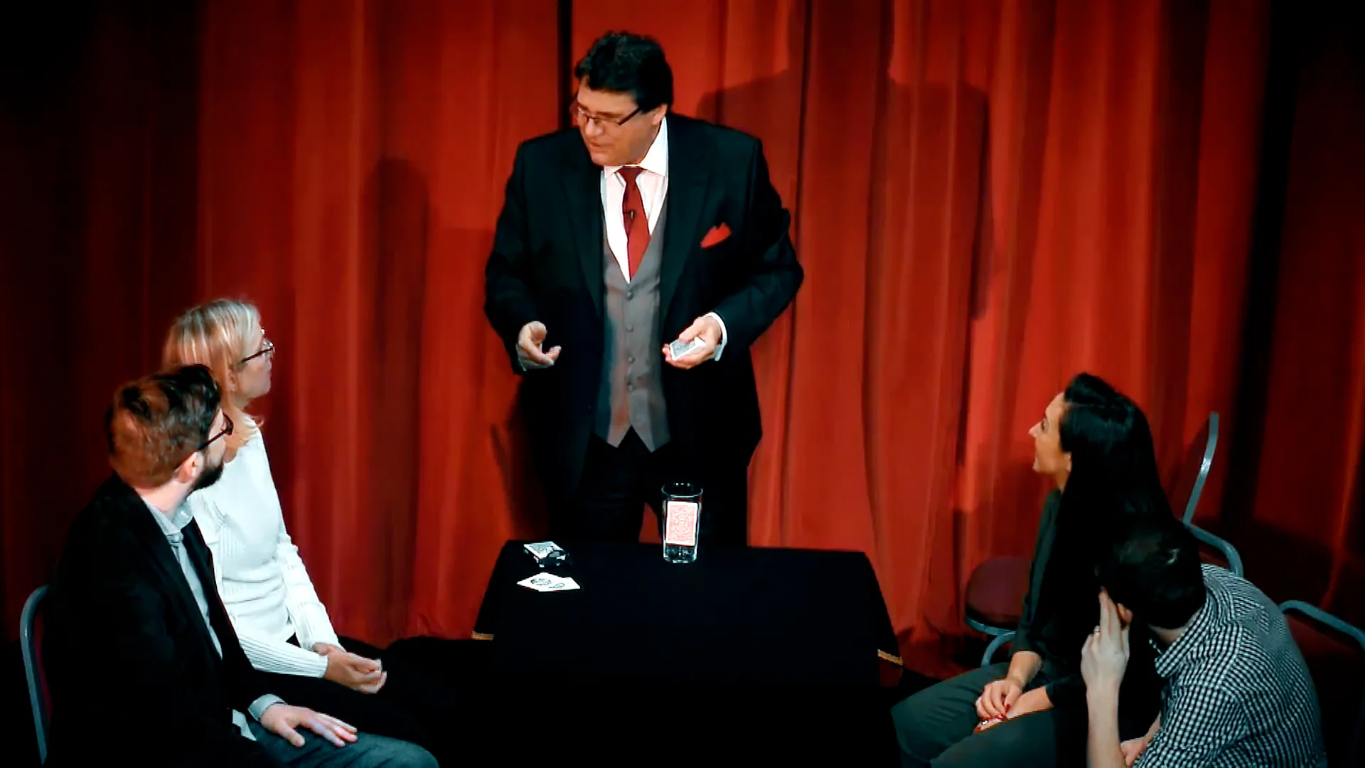 レッドカード（選ばれたカードは唯一の赤いカード）｜カードマジック