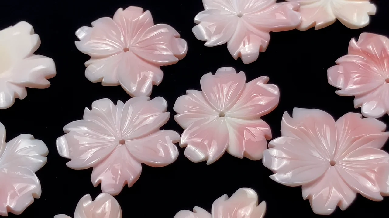 クィーンコンクシェル フラワー彫刻 28～30mm 中央穴 1枚680円
