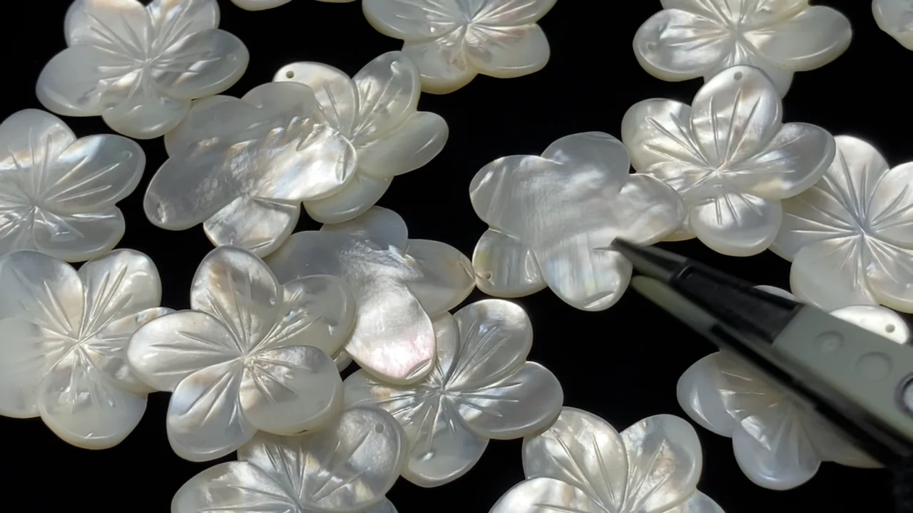 【新品未使用】silver 白蝶貝 天然ホワイトシェル 彫刻薔薇ピアス 1233 新品未使用】silver 白蝶貝 天然ホワイトシェル 彫刻薔薇ピアス 1233