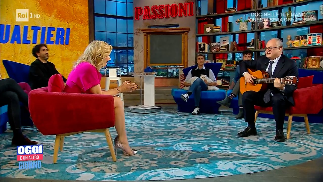 Gualtieri suona alla chitarra la canzone di Morandi a Sanremo on Vimeo