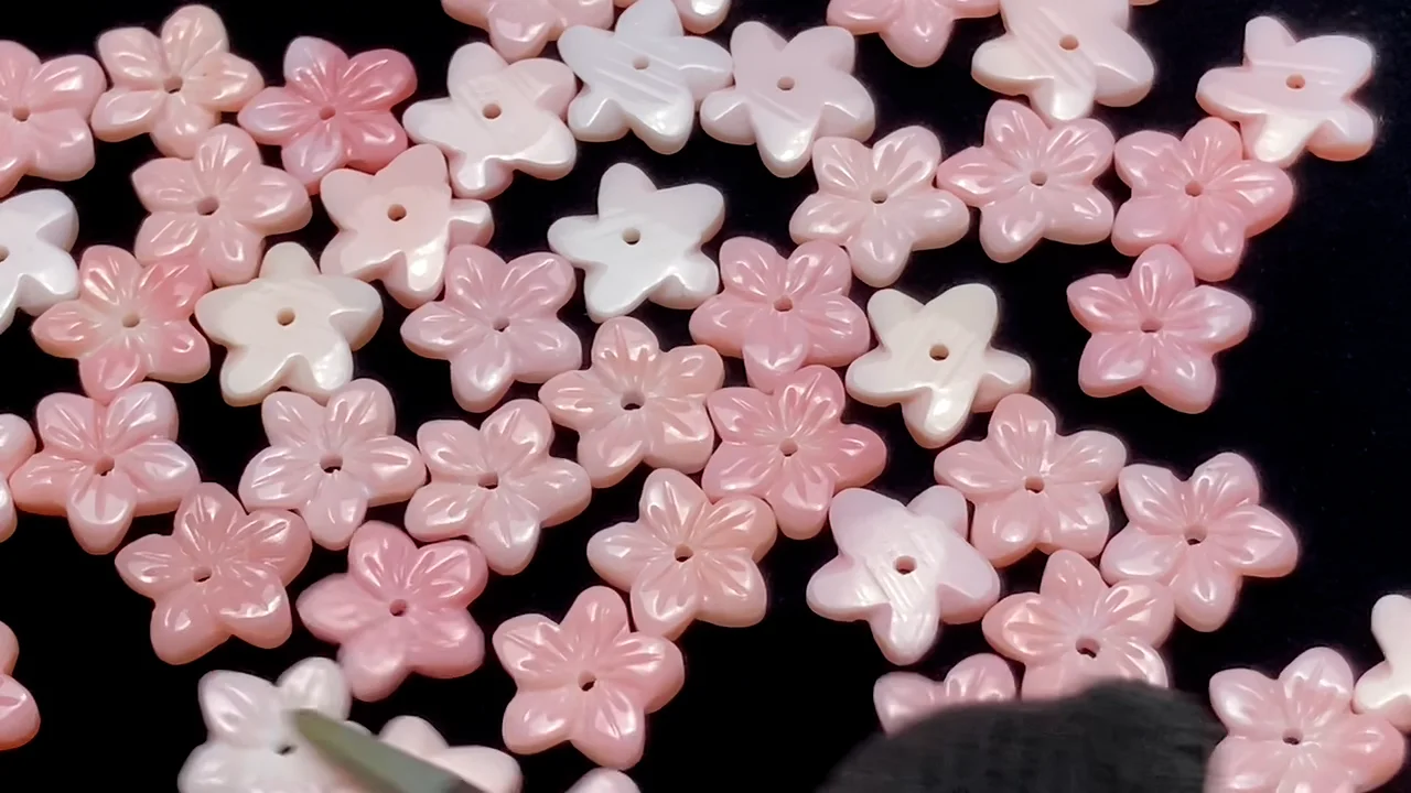 クィーンコンクシェル フラワー彫刻 10mm 中央穴 4枚｜天然石ビーズの
