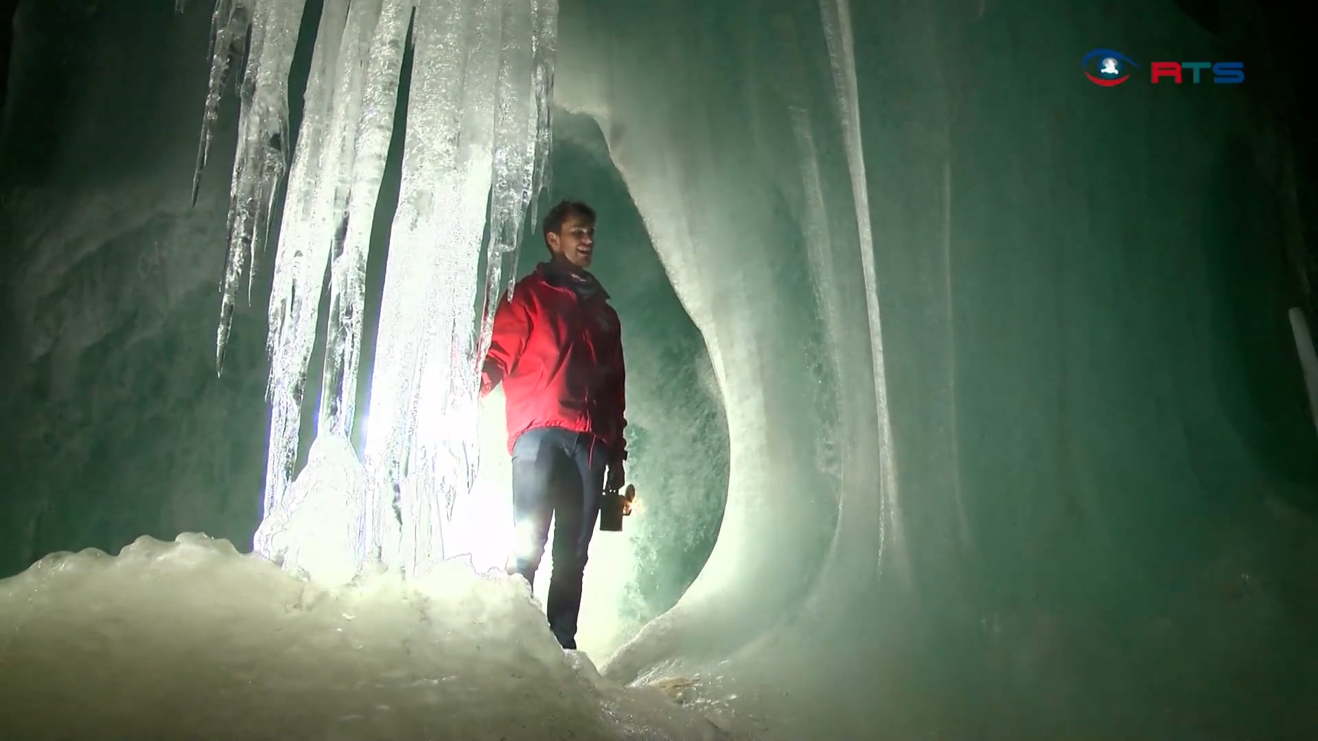 eisriesenwelt-groesste-eishoehle-der-welt-als-publikumsmagnet