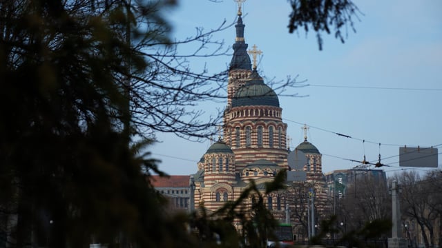 Ukraine Crisis: Dancing in the ballroom, combat first aid in the basement