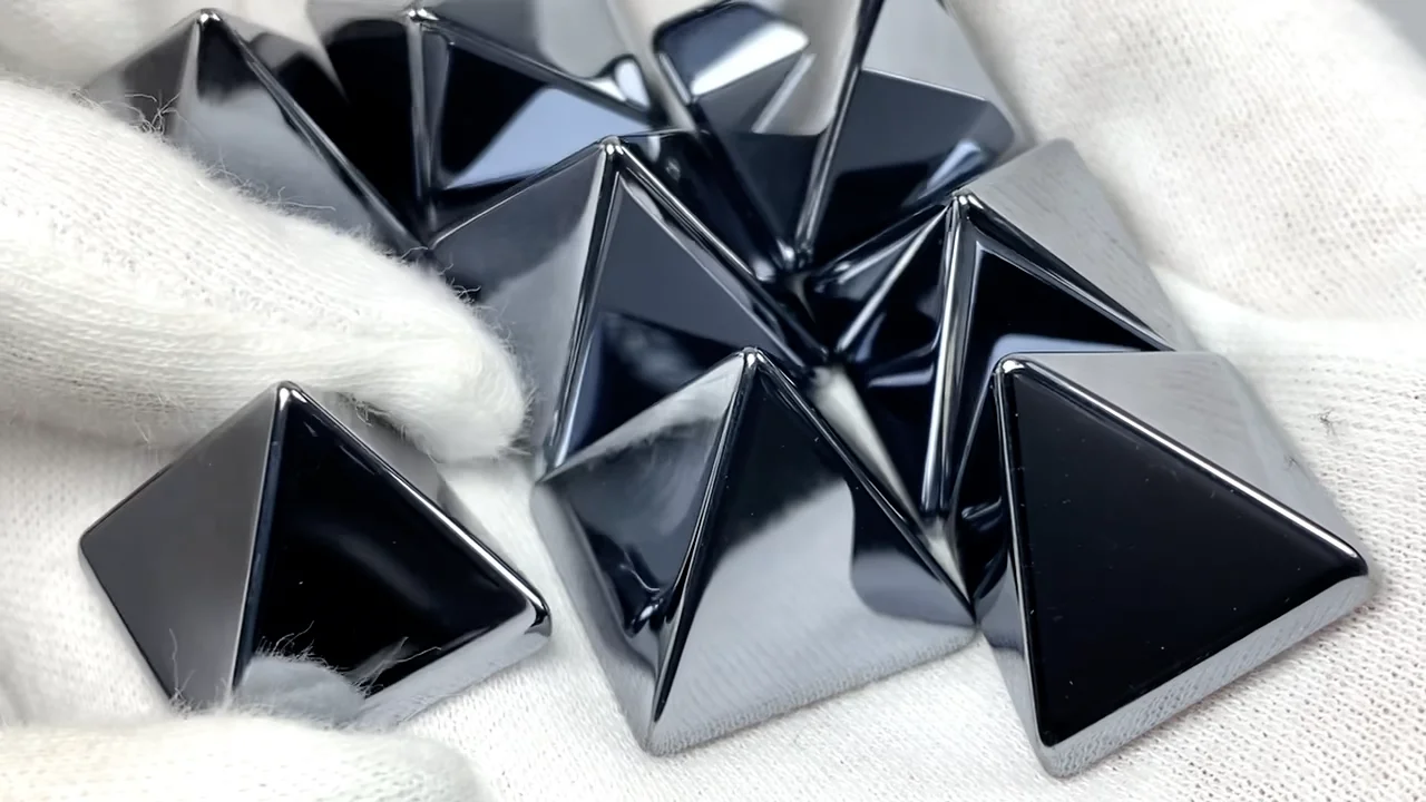 動画】高純度テラヘルツ鉱石 ピラミッドシェイプ18×18×17mm 1個