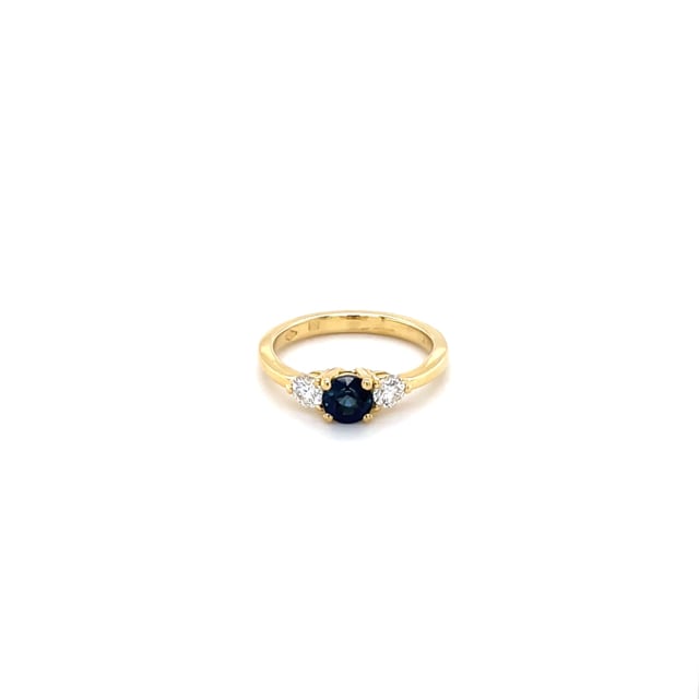 Trilogy ring in yellow gold with a central sapphire and 2 round diamonds