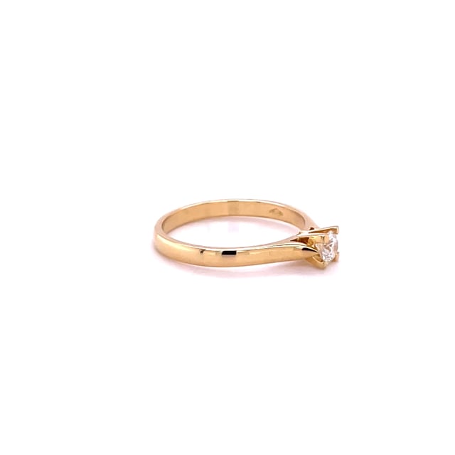 0.30 quilates anillo solitario diamante en oro amarillo