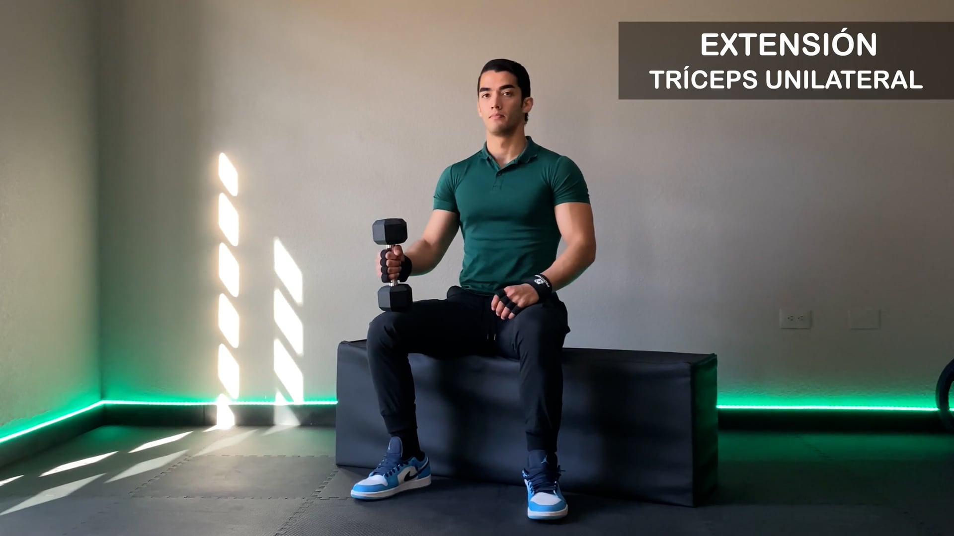EXTENSIÓN TRICEPS UNILATERAL on Vimeo