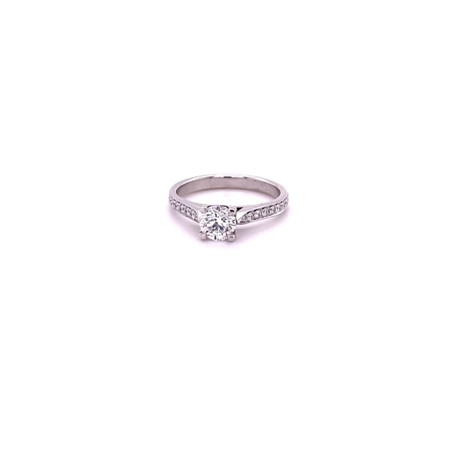 0.70 karaat diamanten solitaire ring in wit goud met zijdiamanten