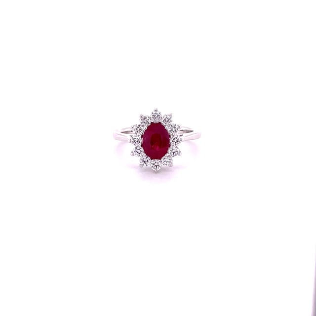 Bague entourage en or blanc avec un rubis ovale et diamants ronds