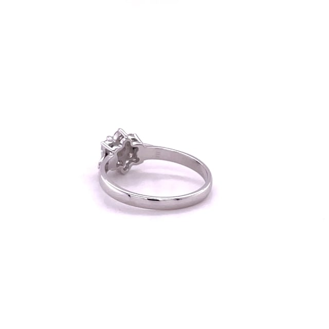 0.50 quilates anillo flor diamante en oro blanco