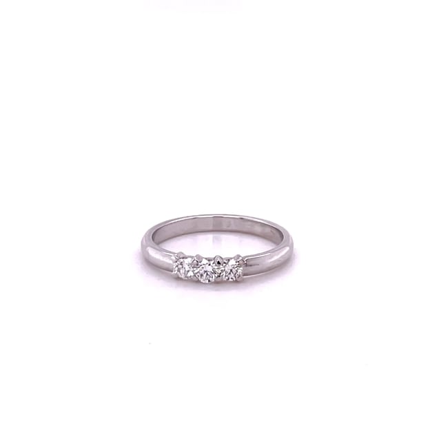 0.35 quilates anillo trilogía en oro blanco con diamantes redondos