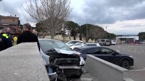 Una conductora perd el control del cotxe i s'encasta contra el mur del pavelló municipal