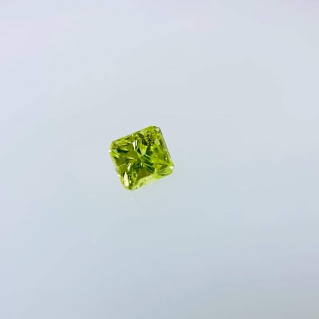 FANCY VIVID YELLOW GREEN 0.075ct RCT/RT1095/CGL on Vimeo