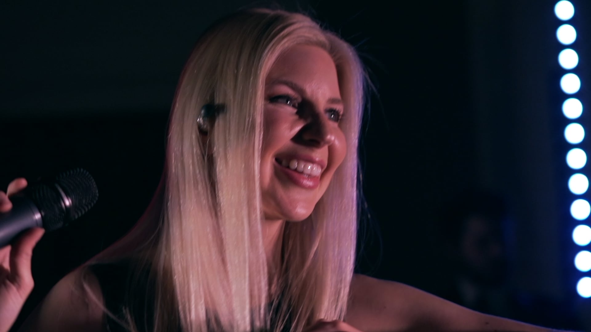 Amanda F sings "I Wanna Dance With Somebody"