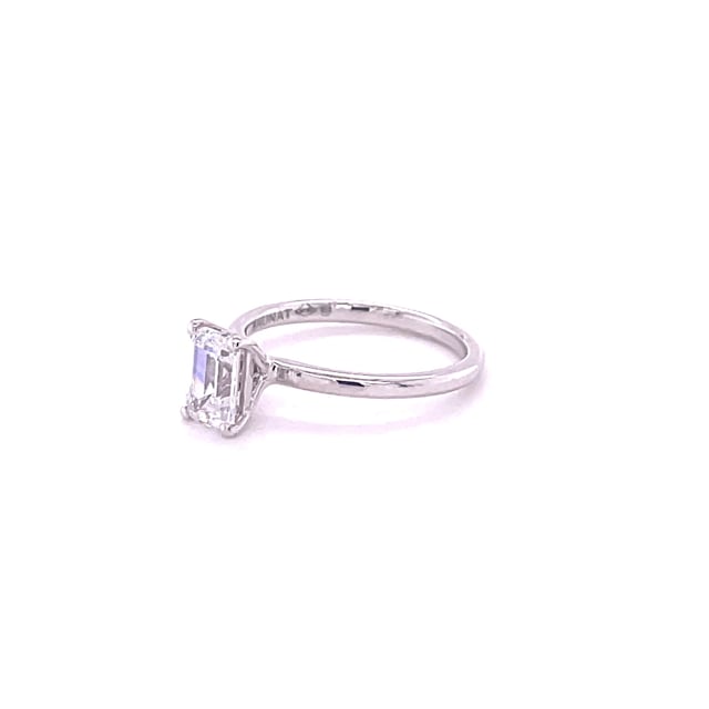 1.00 karaat solitaire ring met een emerald cut diamant in wit goud