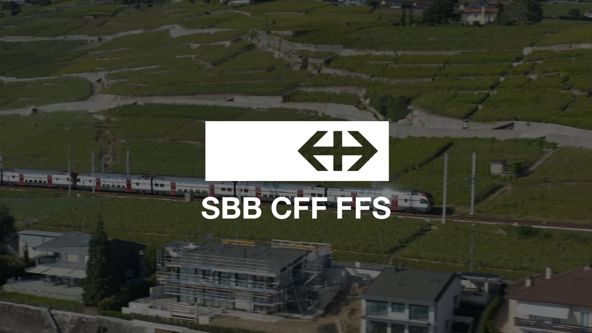 Images de drone de stock d'un train CFF à Lavaux