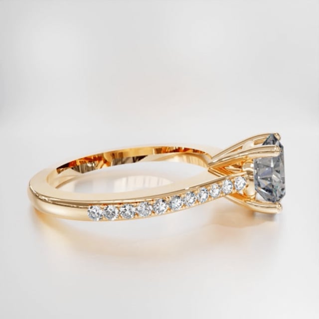 0.90 karaat solitaire ring in geel goud met vier griffen en zijdiamanten
