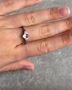 Vidéo: Bague Or Blanc Aigue-Marine et diamants 2grs