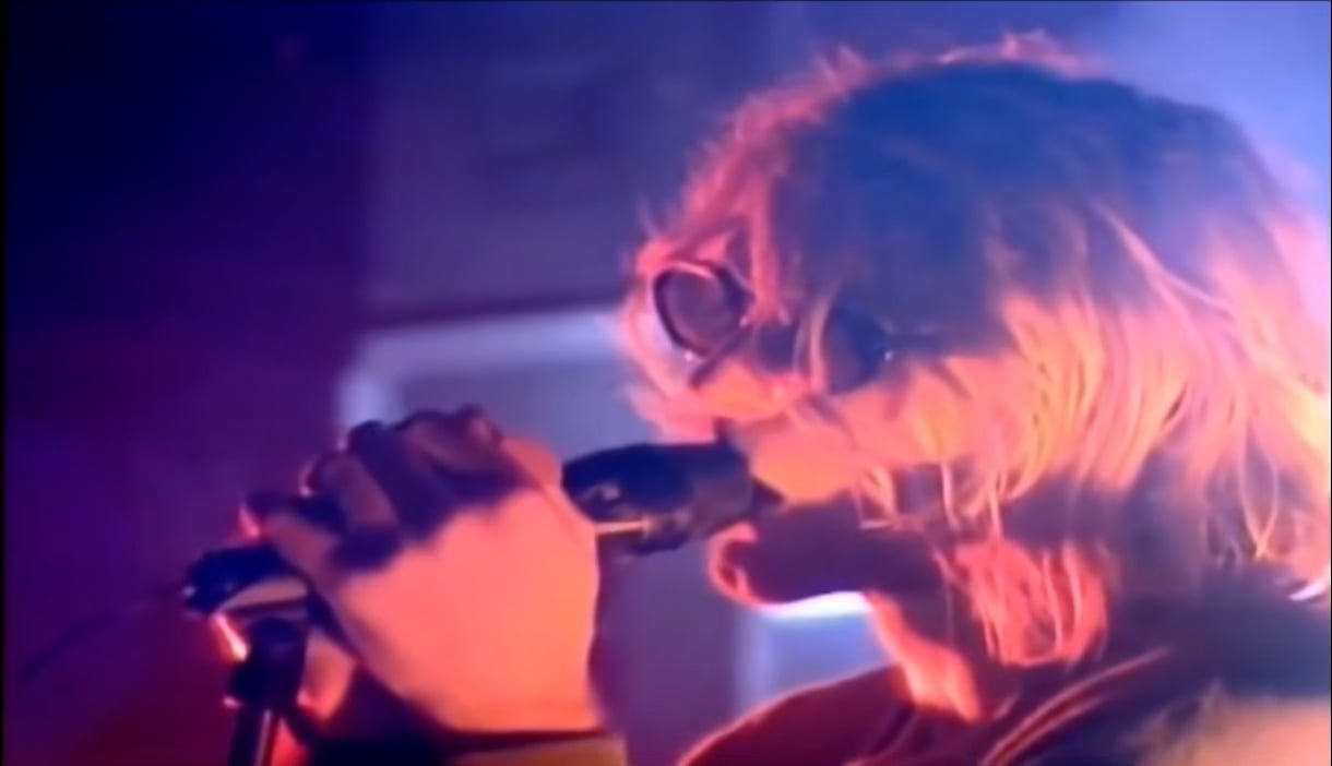 Kurt Cobain Swallows Mic on Vimeo