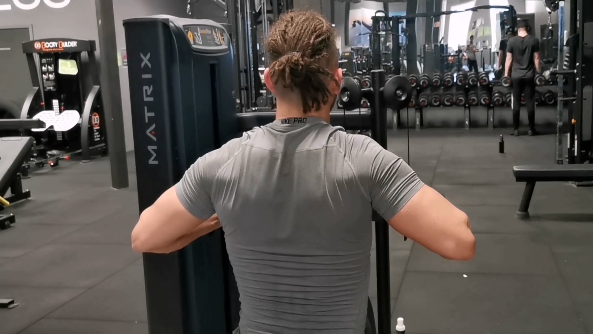 Sittende roing for øvre rygg med bryststøtte on Vimeo