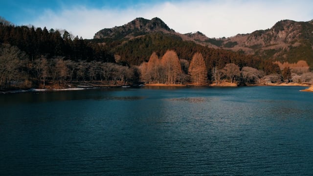 4K映像　山に囲まれた湖03