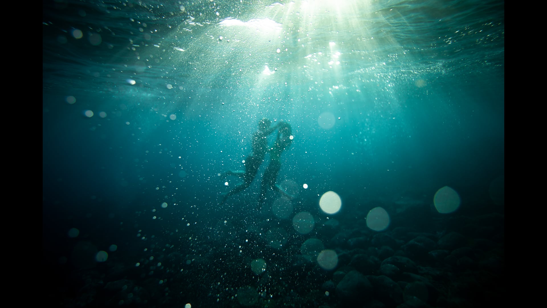 L’amour de l’eau. L’amour sous l’eau.