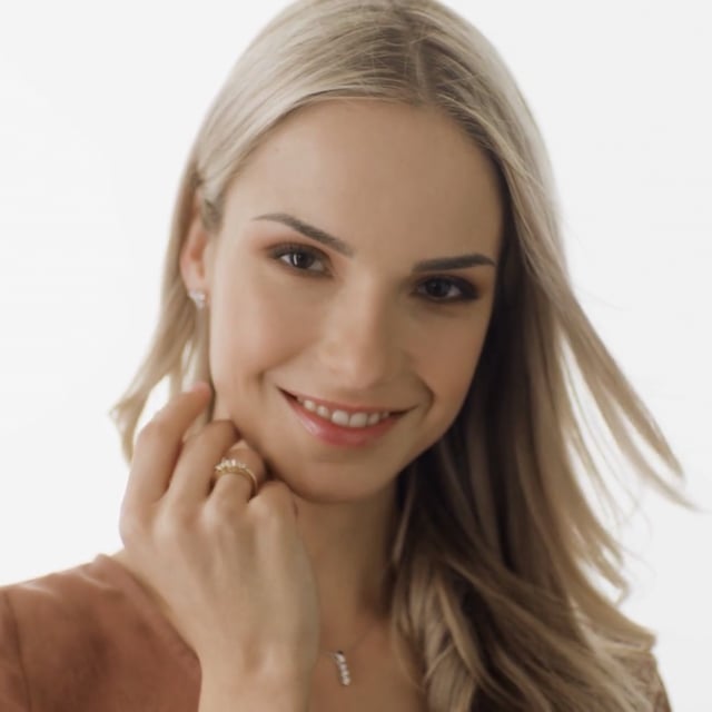 1.10 karaat trilogie ring in platina met zijdiamanten