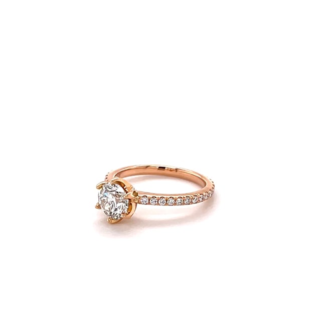 0.90 carat bague solitaire en or rouge avec diamants sur les côtés