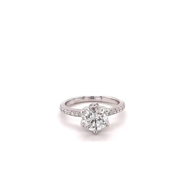 1.25 carat bague solitaire en or blanc avec diamants sur les côtés