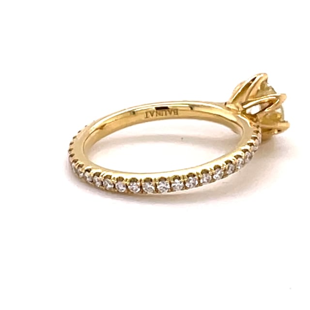 0.90 quilates anillo solitario en oro amarillo con diamantes en los lados