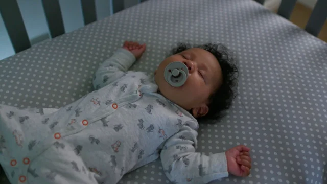 La forma más segura de dormir para los bebés es en su cuna, boca arriba y  cerca de la cama de sus padres, recomiendan los pediatras