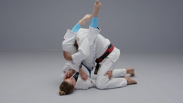 Armlock from the guard: how to control the distance